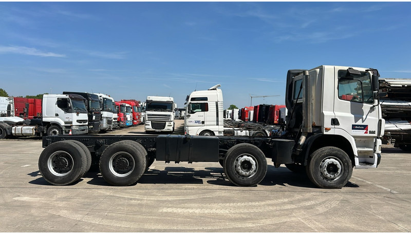 DAF 85 CF 430 (EURO 3 / MANUAL GEARBOX / BOITE MANUELLE / BIG HUB / 8X4 / STEEL SUSP. / LAMES) - Camión chasis: foto 3 DAF 85 CF 430 (EURO 3 / MANUAL GEARBOX / BOITE MANUELLE / BIG HUB / 8X4 / STEEL SUSP. / LAMES) - Camión chasis: foto 3
