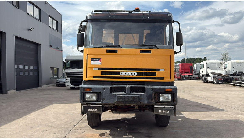Iveco Eurotrakker 260 E 34 (POMPE MANUELLE / 6X6 / LAMES / GRAND PONT / STEEL SUSP. / MANUAL PUMP) - Camión volquete: foto 2 Iveco Eurotrakker 260 E 34 (POMPE MANUELLE / 6X6 / LAMES / GRAND PONT / STEEL SUSP. / MANUAL PUMP) - Camión volquete: foto 2