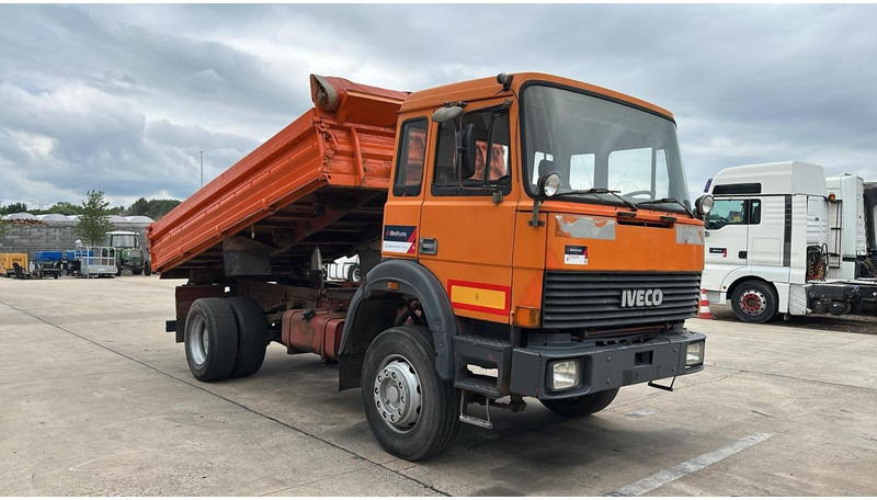 Iveco Magirus 170 - 23 (BOITE ZF / POMPE MANUELLE / V8 / LAMES / GRAND PONT) - Camión volquete: foto 3 Iveco Magirus 170 - 23 (BOITE ZF / POMPE MANUELLE / V8 / LAMES / GRAND PONT) - Camión volquete: foto 3