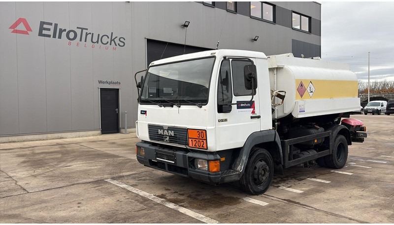 MAN 10.153 (7500L / FULL STEEL / LAMES / BOITE MANUELLE / MANUAL GEARBOX) - Camión cisterna: foto 1 MAN 10.153 (7500L / FULL STEEL / LAMES / BOITE MANUELLE / MANUAL GEARBOX) - Camión cisterna: foto 1