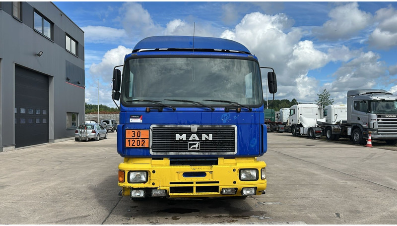 MAN 26.402 (18.000 L / 6X2 / 6 CYLINDER / FRONT STEEL / 3 COMPARTIMENTS) - Camión cisterna: foto 2 MAN 26.402 (18.000 L / 6X2 / 6 CYLINDER / FRONT STEEL / 3 COMPARTIMENTS) - Camión cisterna: foto 2