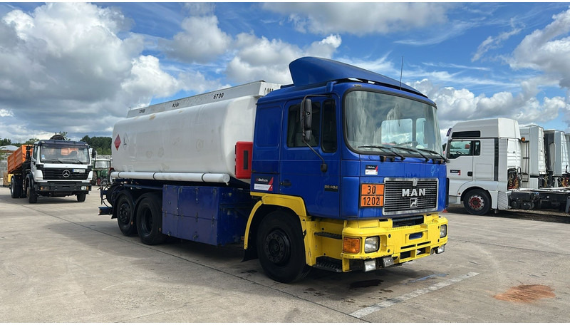 MAN 26.402 (18.000 L / 6X2 / 6 CYLINDER / FRONT STEEL / 3 COMPARTIMENTS) - Camión cisterna: foto 3 MAN 26.402 (18.000 L / 6X2 / 6 CYLINDER / FRONT STEEL / 3 COMPARTIMENTS) - Camión cisterna: foto 3