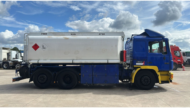 MAN 26.402 (18.000 L / 6X2 / 6 CYLINDER / FRONT STEEL / 3 COMPARTIMENTS) - Camión cisterna: foto 4 MAN 26.402 (18.000 L / 6X2 / 6 CYLINDER / FRONT STEEL / 3 COMPARTIMENTS) - Camión cisterna: foto 4