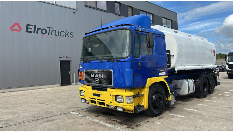 MAN 26.402 (18.000 L / 6X2 / 6 CYLINDER / FRONT STEEL / 3 COMPARTIMENTS) - Camión cisterna: foto 1 MAN 26.402 (18.000 L / 6X2 / 6 CYLINDER / FRONT STEEL / 3 COMPARTIMENTS) - Camión cisterna: foto 1