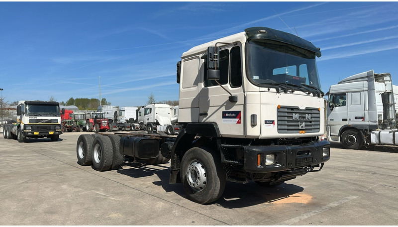 MAN 33.464 (6 CYLINDER / EURO 2 / SEMI MANUAL PUMP / BIG AXLE / STEEL SUSP. / LAMES) - Camión chasis: foto 3 MAN 33.464 (6 CYLINDER / EURO 2 / SEMI MANUAL PUMP / BIG AXLE / STEEL SUSP. / LAMES) - Camión chasis: foto 3