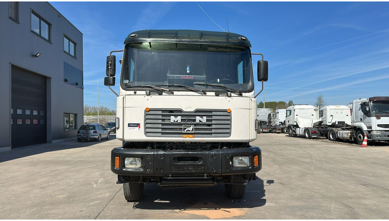 MAN 33.464 (6 CYLINDER / EURO 2 / SEMI MANUAL PUMP / BIG AXLE / STEEL SUSP. / LAMES) - Camión chasis: foto 2 MAN 33.464 (6 CYLINDER / EURO 2 / SEMI MANUAL PUMP / BIG AXLE / STEEL SUSP. / LAMES) - Camión chasis: foto 2