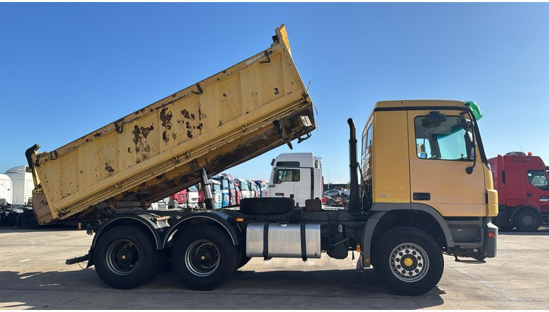 Mercedes-Benz Actros 2641 (EPS / PARFAIT ETAT / LAMES / GRAND PONT / 6X4 / MP2) - Camión volquete: foto 3 Mercedes-Benz Actros 2641 (EPS / PARFAIT ETAT / LAMES / GRAND PONT / 6X4 / MP2) - Camión volquete: foto 3