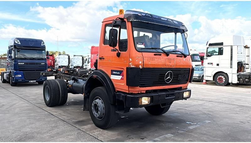 Mercedes-Benz SK 1622 (4X4 / LAMES / GRAND PONT / V6 / BIG AXLE / POMPE MANUELLE) - Camión chasis: foto 3 Mercedes-Benz SK 1622 (4X4 / LAMES / GRAND PONT / V6 / BIG AXLE / POMPE MANUELLE) - Camión chasis: foto 3
