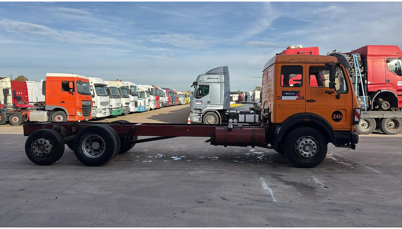 Mercedes-Benz SK 2222 (V6 / FULL STEEL / LAMES / BOITE MANUELLE / POMPE MANUELLE / 8 ROUES / 6X2) - Camión chasis: foto 3 Mercedes-Benz SK 2222 (V6 / FULL STEEL / LAMES / BOITE MANUELLE / POMPE MANUELLE / 8 ROUES / 6X2) - Camión chasis: foto 3