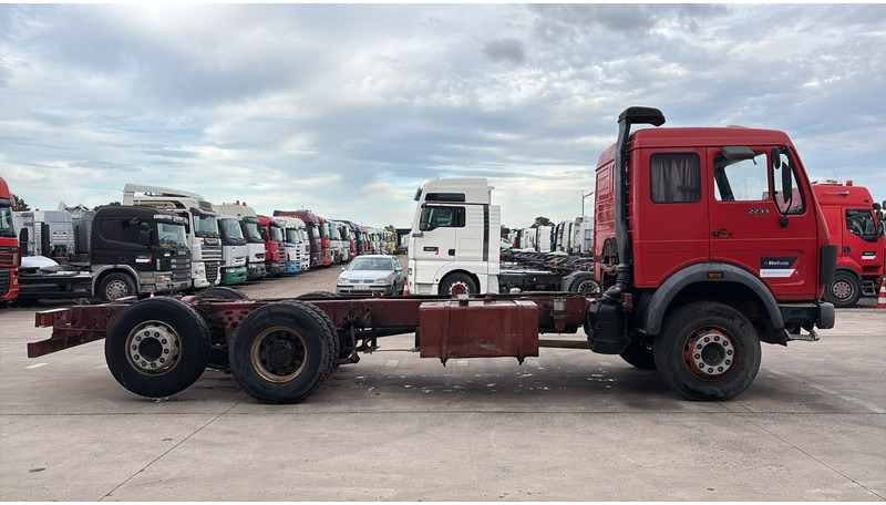 Mercedes-Benz SK 2233 (GRAND PONT / V8 AVEC 2X TURBO / BIG AXLE) - Camión chasis: foto 3 Mercedes-Benz SK 2233 (GRAND PONT / V8 AVEC 2X TURBO / BIG AXLE) - Camión chasis: foto 3