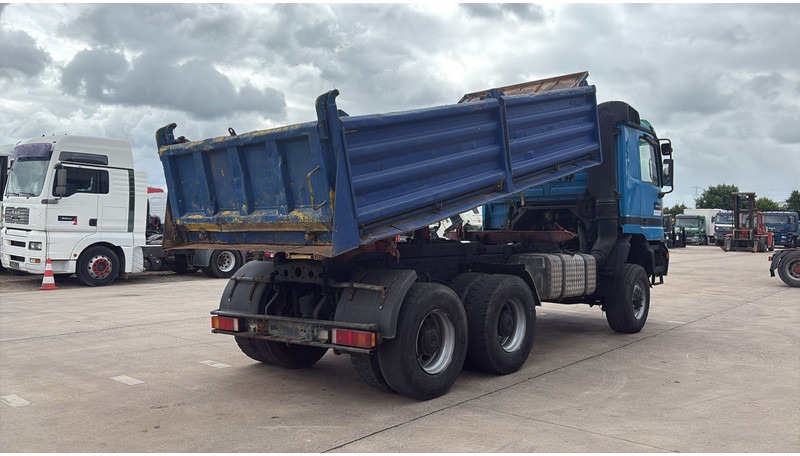 Mercedes-Benz actros 3340 (6X6 / BOITE MANUELLE /MANUAL GEARBOX / 3 PONTS / V6 / MP1) - Camión volquete: foto 5 Mercedes-Benz actros 3340 (6X6 / BOITE MANUELLE /MANUAL GEARBOX / 3 PONTS / V6 / MP1) - Camión volquete: foto 5