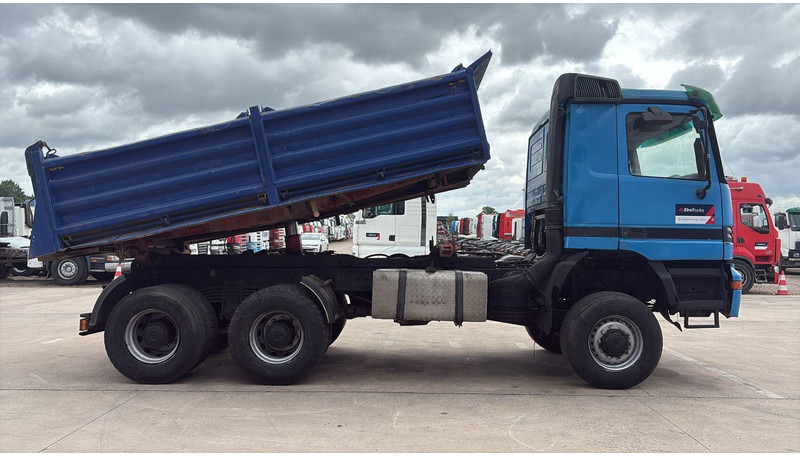 Mercedes-Benz actros 3340 (6X6 / BOITE MANUELLE /MANUAL GEARBOX / 3 PONTS / V6 / MP1) - Camión volquete: foto 4 Mercedes-Benz actros 3340 (6X6 / BOITE MANUELLE /MANUAL GEARBOX / 3 PONTS / V6 / MP1) - Camión volquete: foto 4