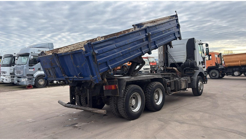 Renault Kerax 320 (BOITE MANUELLE / LAMES / GRAND PONT / BIG AXLE / MANUAL GEARBOX) - Camión volquete: foto 4 Renault Kerax 320 (BOITE MANUELLE / LAMES / GRAND PONT / BIG AXLE / MANUAL GEARBOX) - Camión volquete: foto 4