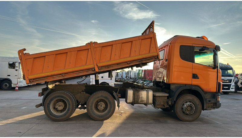 Scania 144-460 (BIG AXLE / GRAND PONT / LAMES / STEEL SUSP. / MANUAL GEARBOX / BOITE MANUELLE) - Camión chasis: foto 4 Scania 144-460 (BIG AXLE / GRAND PONT / LAMES / STEEL SUSP. / MANUAL GEARBOX / BOITE MANUELLE) - Camión chasis: foto 4