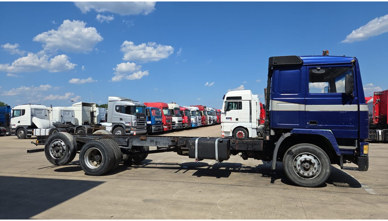 Volvo F 12 - 360 (FULL STEEL SUSPENSION / MANUAL PUMP / SUSP. LAMES / 6X2) - Camión chasis: foto 4 Volvo F 12 - 360 (FULL STEEL SUSPENSION / MANUAL PUMP / SUSP. LAMES / 6X2) - Camión chasis: foto 4