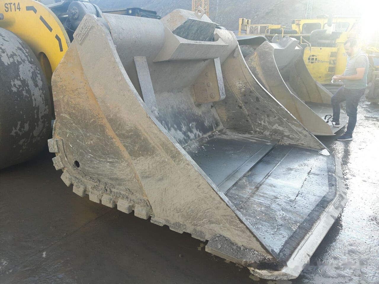 Atlas Copco Underground Mining Bucket(Push-Blade) - Cazo cargador: foto 1 Atlas Copco Underground Mining Bucket(Push-Blade) - Cazo cargador: foto 1