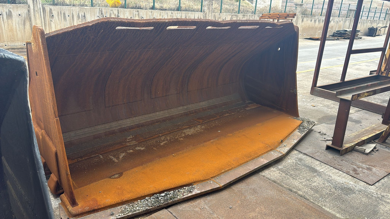 KOMATSU WA500 Loading Bucket - Cazo cargador: foto 1 KOMATSU WA500 Loading Bucket - Cazo cargador: foto 1