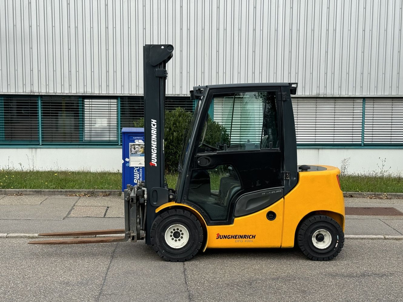 Jungheinrich DFG 430s 600DZ 3t Triplex 6m Zinkenverst. Seiten - Carretilla elevadora diésel: foto 4 Jungheinrich DFG 430s 600DZ 3t Triplex 6m Zinkenverst. Seiten - Carretilla elevadora diésel: foto 4