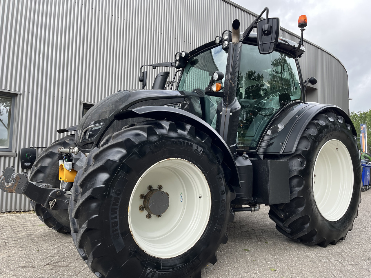 VALTRA N174 Active - Tractor: foto 1 VALTRA N174 Active - Tractor: foto 1