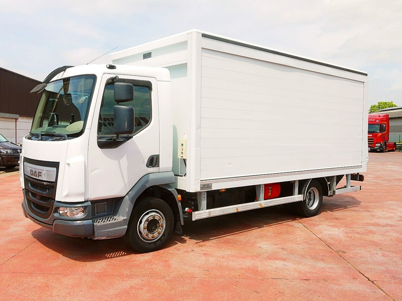 DAF LF 180 12 GETRANKENWAGEN LBW LUFT - Camión transporte de bebidas: foto 4 DAF LF 180 12 GETRANKENWAGEN LBW LUFT - Camión transporte de bebidas: foto 4