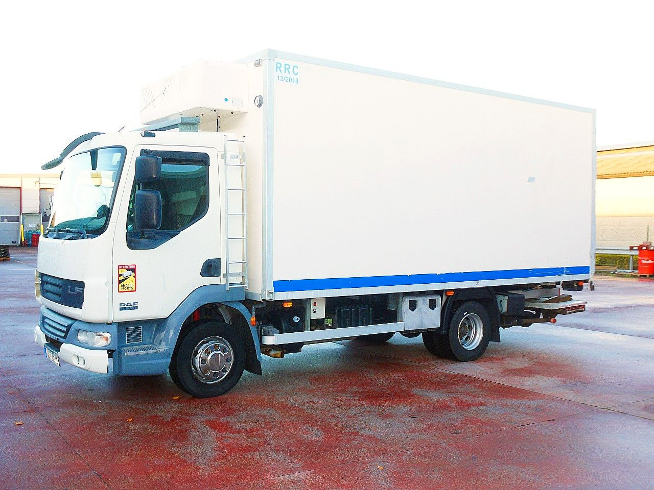 DAF LF 45.160 ISOTHERM KOFFER LADEBORDWAND - Camión frigorífico: foto 4 DAF LF 45.160 ISOTHERM KOFFER LADEBORDWAND - Camión frigorífico: foto 4