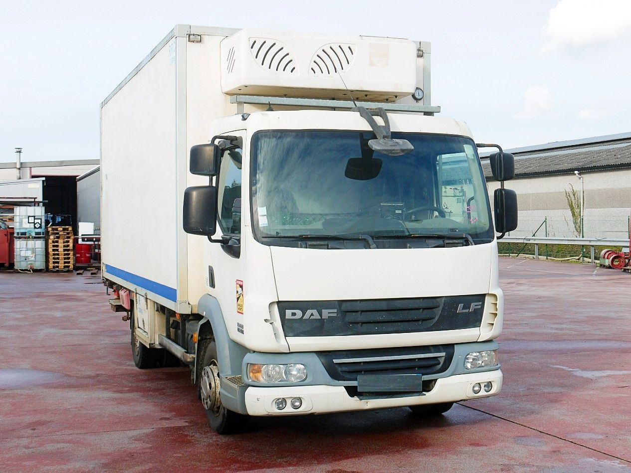 DAF LF 45.160 ISOTHERM KOFFER LADEBORDWAND - Camión frigorífico: foto 1 DAF LF 45.160 ISOTHERM KOFFER LADEBORDWAND - Camión frigorífico: foto 1