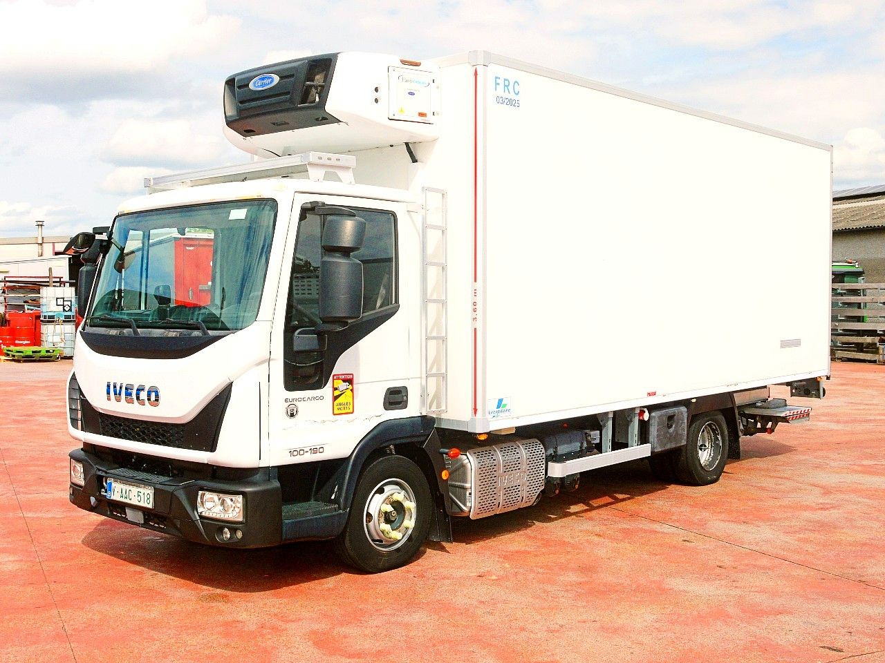 Iveco 100E19 KUHLKOFFER CARRIER SUPRA 550 luft fed A/C - Camión frigorífico: foto 4 Iveco 100E19 KUHLKOFFER CARRIER SUPRA 550 luft fed A/C - Camión frigorífico: foto 4