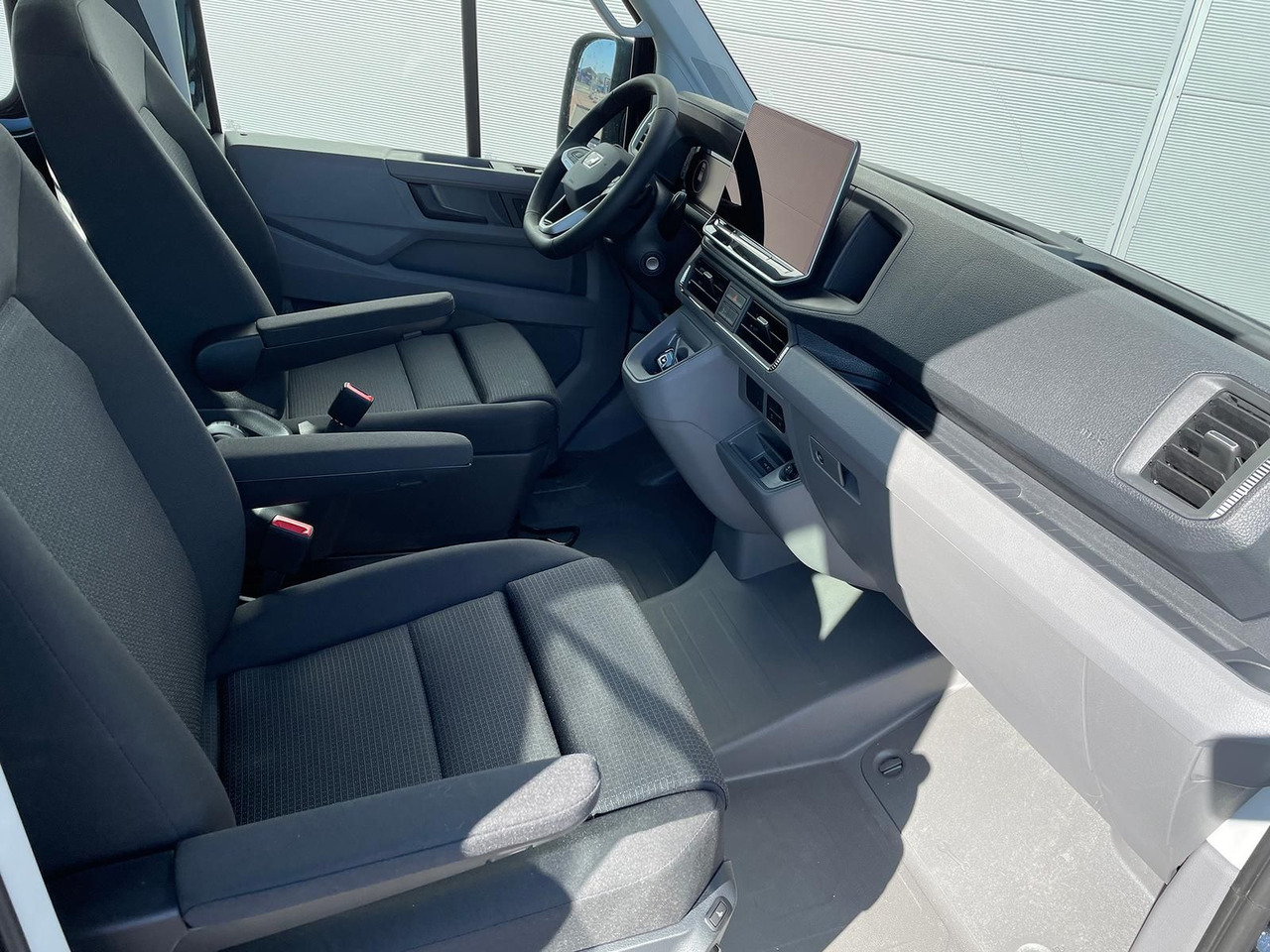 Foto del interior 1: Furgoneta caja abierta, Furgoneta combi nuevo MAN TGE 3.180 Pritsche DOKA LR 4x4 ACC LED DIFF-SPER