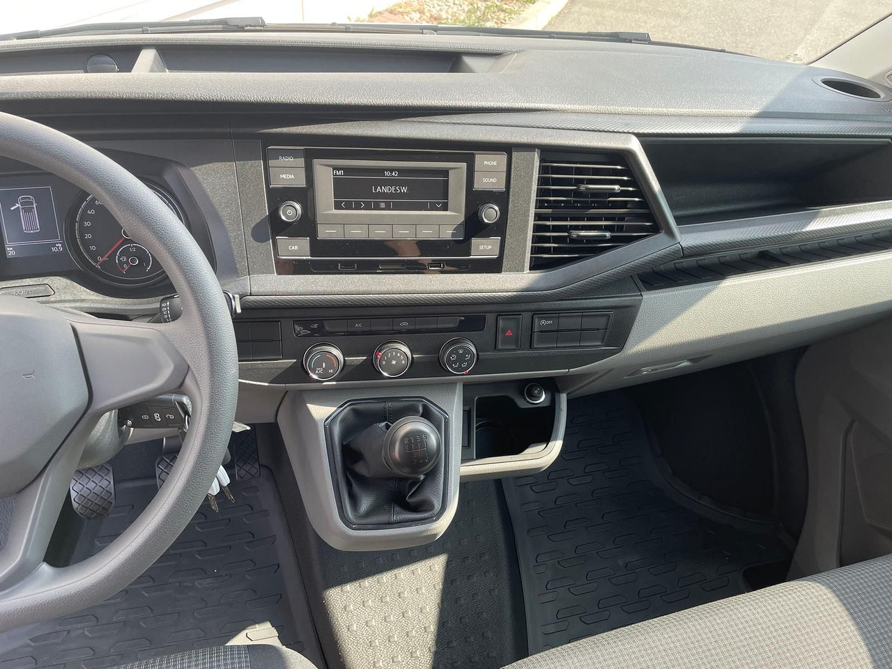 Furgón, Furgoneta combi Volkswagen T6.1 Transporter MIXTO LR 2.0 TDI KLIMA PDC: foto 16 Furgón, Furgoneta combi Volkswagen T6.1 Transporter MIXTO LR 2.0 TDI KLIMA PDC: foto 16