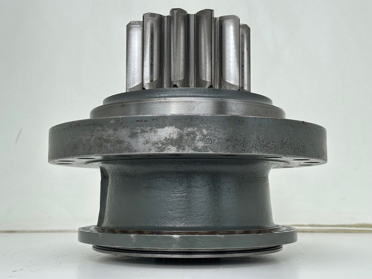 Liebherr Abtriebswellengehäuse ID-Nr.90013701 mit Abtriebswelle ID-Nr.90214087. SAT275A290. R922 LC-1486. R924 LC-1487. #0556#0579# - Reductor de giro para Maquinaria de construcción: foto 5 Liebherr Abtriebswellengehäuse ID-Nr.90013701 mit Abtriebswelle ID-Nr.90214087. SAT275A290. R922 LC-1486. R924 LC-1487. #0556#0579# - Reductor de giro para Maquinaria de construcción: foto 5