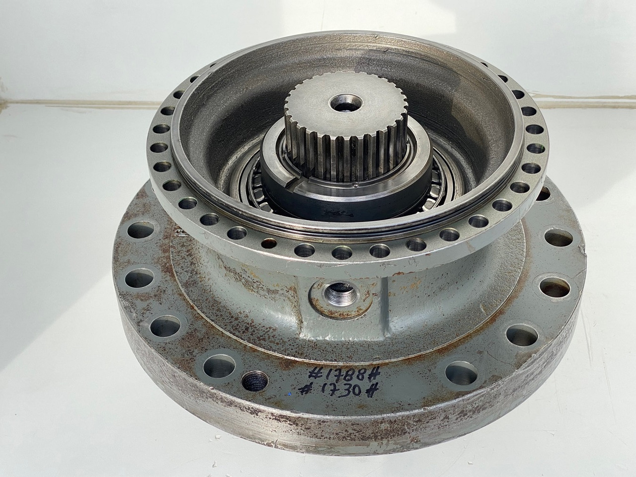 Liebherr Abtriebswellengehäuse ID-Nr.90018934 mit Abtriebswelle ID-Nr.90204999. SAT275/260 - SAT275/261 - SAT275/266 - SAT275/289. #1788#1730# - Caja de cambios para Maquinaria de construcción: foto 3 Liebherr Abtriebswellengehäuse ID-Nr.90018934 mit Abtriebswelle ID-Nr.90204999. SAT275/260 - SAT275/261 - SAT275/266 - SAT275/289. #1788#1730# - Caja de cambios para Maquinaria de construcción: foto 3