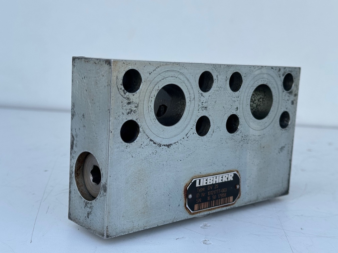 Liebherr Dämpfungsventil ID-Nr.10121777. P924 COMP, P926, R926, R916, R922, R924 COMP, R924, R926 COMP, R926, R930, R936, R946, R950 T, R960 T. #10121777.43199# - Reductor de giro para Maquinaria de construcción: foto 2 Liebherr Dämpfungsventil ID-Nr.10121777. P924 COMP, P926, R926, R916, R922, R924 COMP, R924, R926 COMP, R926, R930, R936, R946, R950 T, R960 T. #10121777.43199# - Reductor de giro para Maquinaria de construcción: foto 2