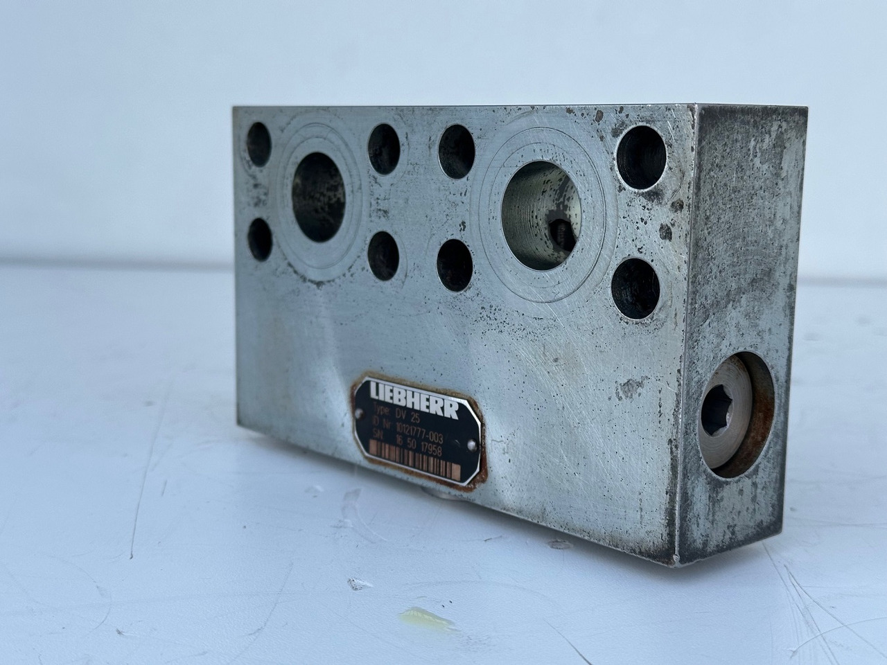 Liebherr Dämpfungsventil ID-Nr.10121777. P924 COMP, P926, R926, R916, R922, R924 COMP, R924, R926 COMP, R926, R930, R936, R946, R950 T, R960 T. #10121777.43199# - Reductor de giro para Maquinaria de construcción: foto 1 Liebherr Dämpfungsventil ID-Nr.10121777. P924 COMP, P926, R926, R916, R922, R924 COMP, R924, R926 COMP, R926, R930, R936, R946, R950 T, R960 T. #10121777.43199# - Reductor de giro para Maquinaria de construcción: foto 1