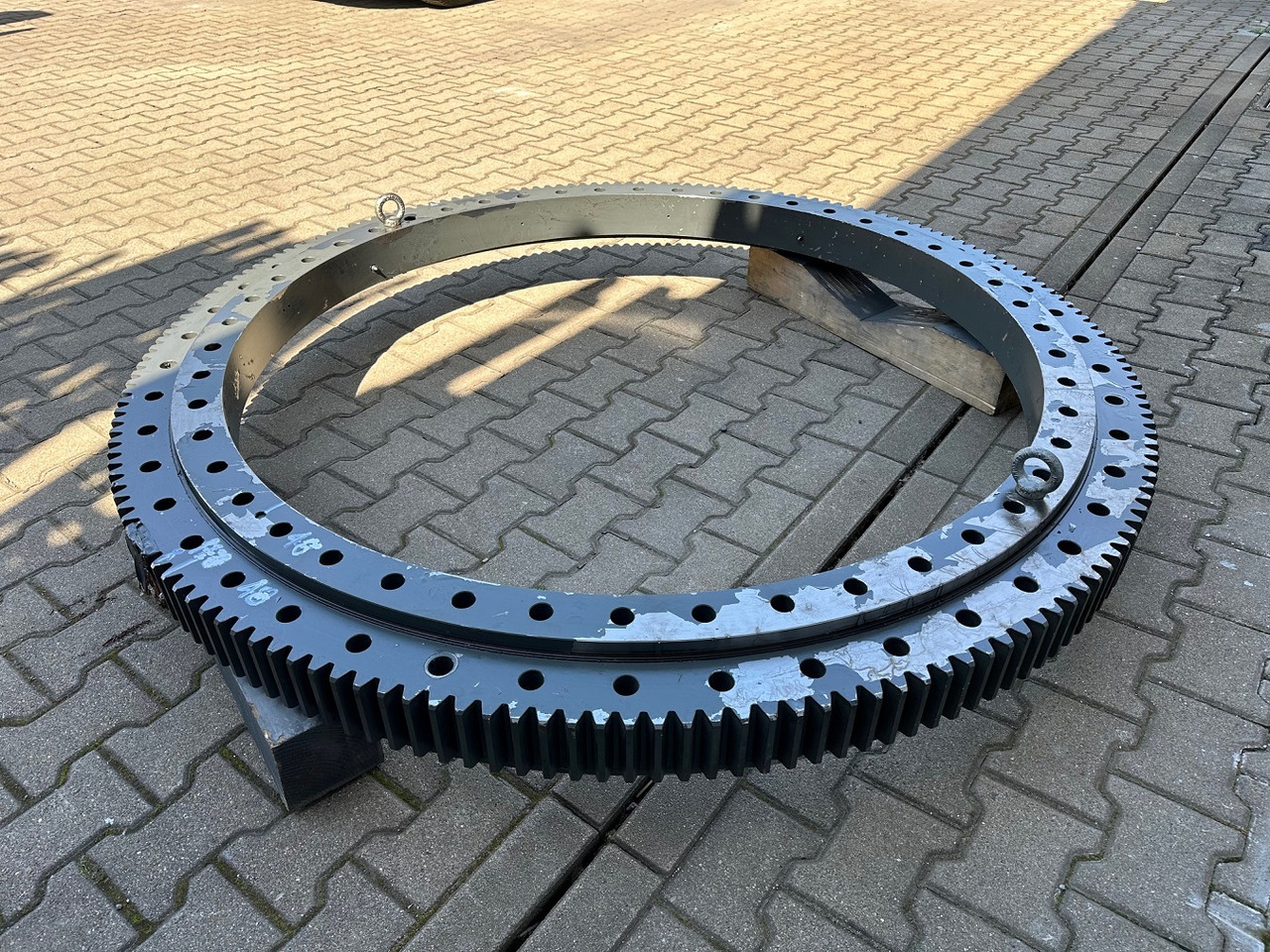 Liebherr Drehkranz - Kugeldrehverbindung Typ:KUD138 VA 002. ID-Nr.982757001. #159.10118# - Corona de giro para Maquinaria de construcción: foto 1 Liebherr Drehkranz - Kugeldrehverbindung Typ:KUD138 VA 002. ID-Nr.982757001. #159.10118# - Corona de giro para Maquinaria de construcción: foto 1