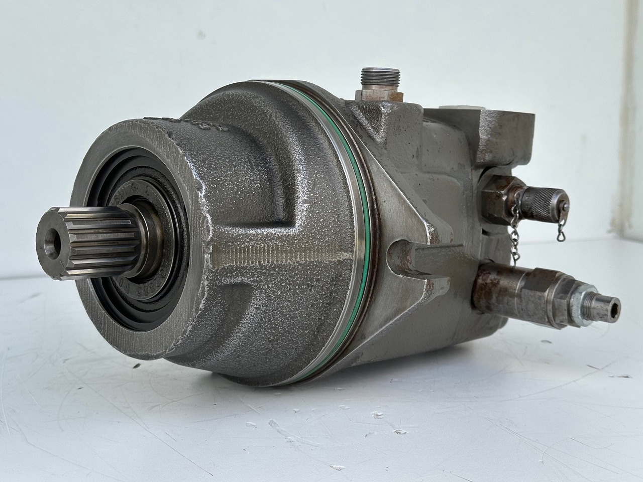 Liebherr Hydraulikeinbaumotor Typ:FMF058, ID-Nr.10122576 - ID-Nr.10145827 - ID-Nr.11371069. LOS1906, P924 COMP , R906, R906 PROTO, R916, R922, R924, R924 COMP, R926 COMP, R926 K LC. #11371069.43199# - Reductor de giro para Maquinaria de construcción: foto 1 Liebherr Hydraulikeinbaumotor Typ:FMF058, ID-Nr.10122576 - ID-Nr.10145827 - ID-Nr.11371069. LOS1906, P924 COMP , R906, R906 PROTO, R916, R922, R924, R924 COMP, R926 COMP, R926 K LC. #11371069.43199# - Reductor de giro para Maquinaria de construcción: foto 1