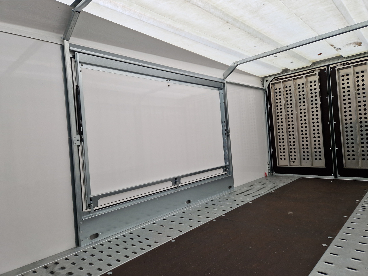 BJT Race Sport Transporter 500x200x175cm ASR 2600kg Januar Aktion - Remolque portavehículos: foto 4 BJT Race Sport Transporter 500x200x175cm ASR 2600kg Januar Aktion - Remolque portavehículos: foto 4