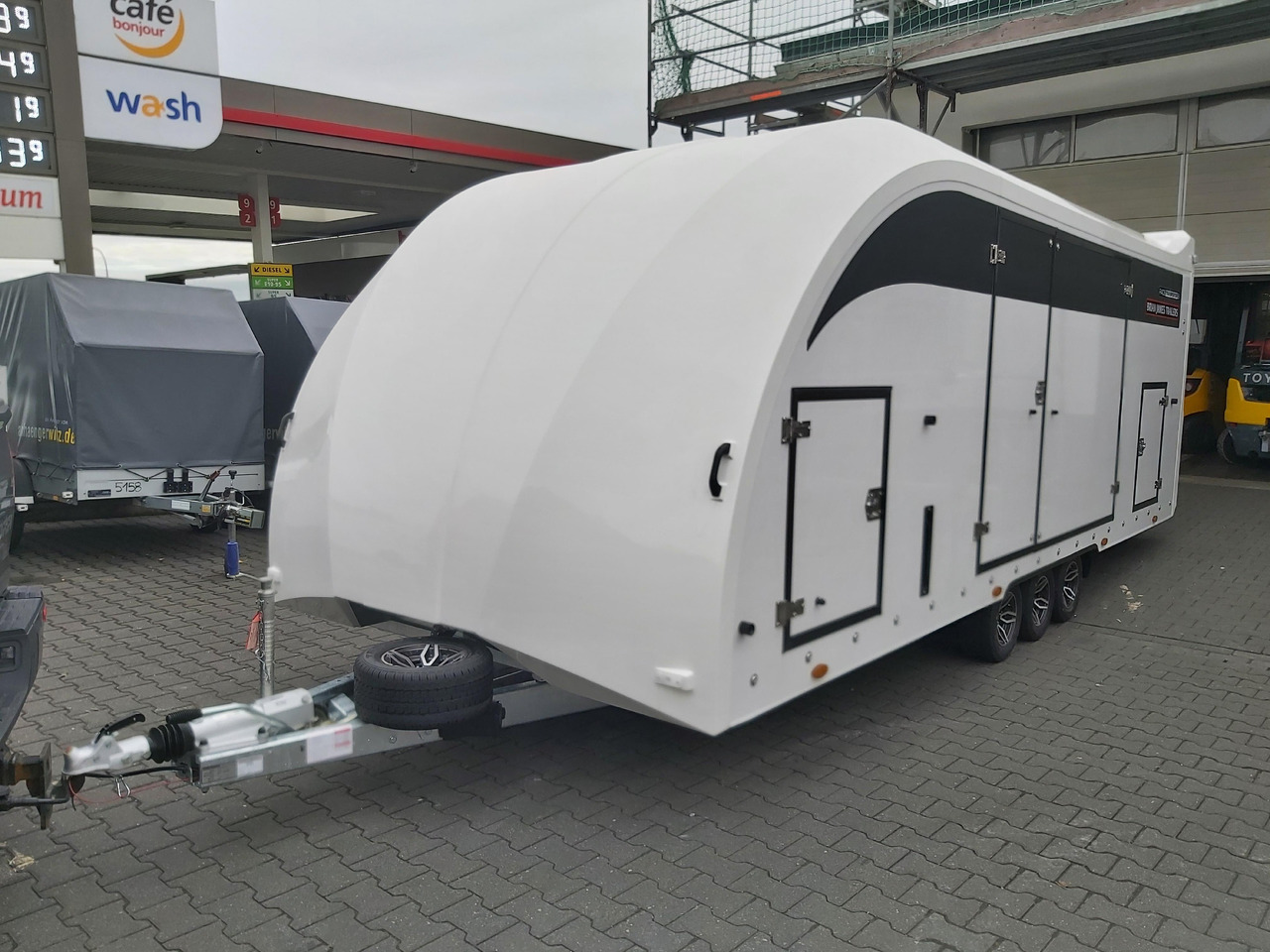 BJT Race Transporter 6 396-2040 600x235x189cm weiß Lichtpaket Alufelgen darkline 10" 3500kg 22 - Remolque portavehículos: foto 3 BJT Race Transporter 6 396-2040 600x235x189cm weiß Lichtpaket Alufelgen darkline 10" 3500kg 22 - Remolque portavehículos: foto 3
