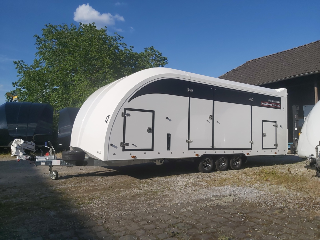 BJT Race Transporter 6 396-2040 600x235x189cm weiß Lichtpaket Alufelgen darkline 10" 3500kg 22 - Remolque portavehículos: foto 2 BJT Race Transporter 6 396-2040 600x235x189cm weiß Lichtpaket Alufelgen darkline 10" 3500kg 22 - Remolque portavehículos: foto 2