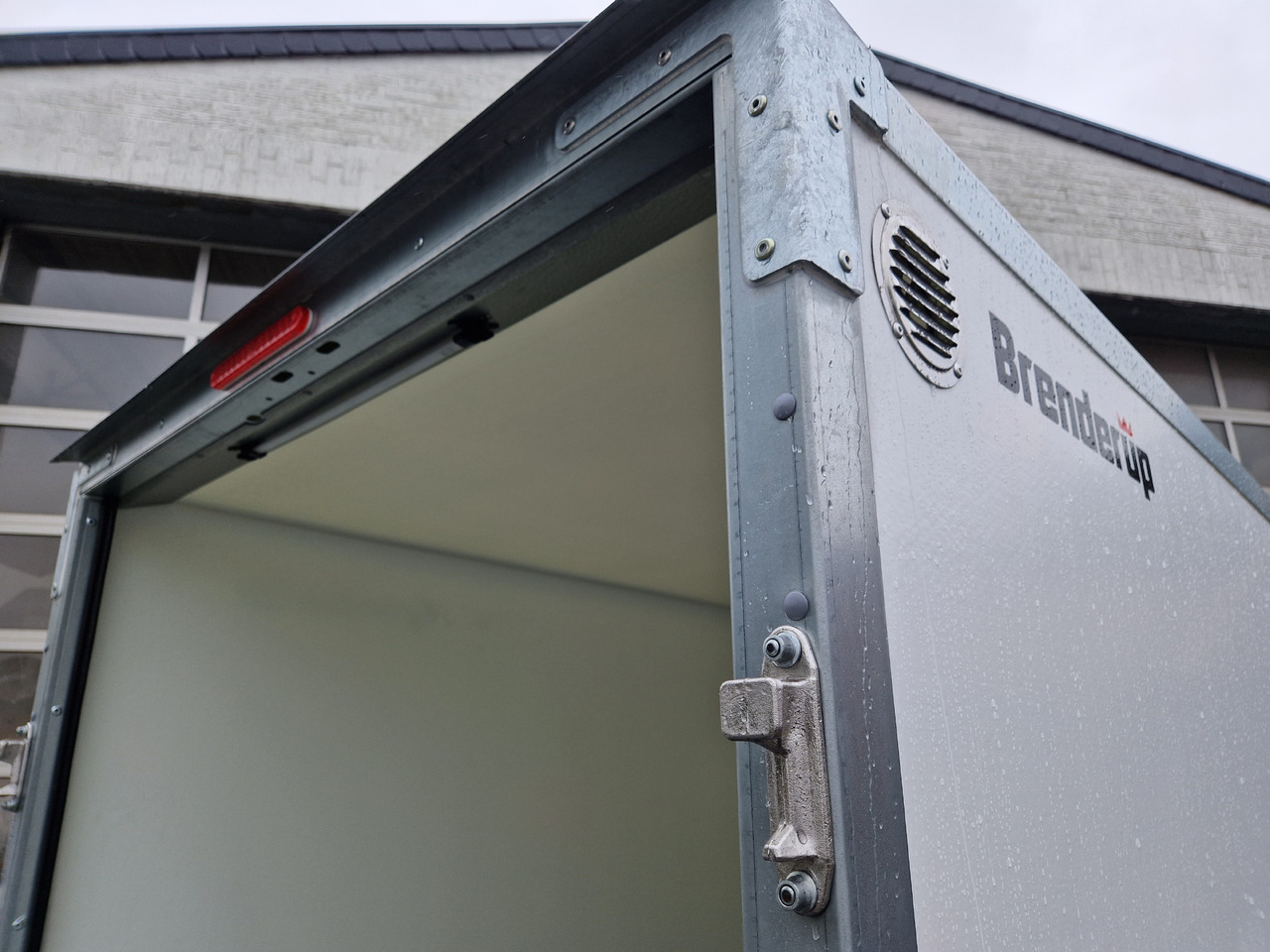 Remolque caja cerrada Brenderup Cargo Dynamic CD260 UBR 260x130x150cm Heckrampe Wabenwände (S) 750kg Winter Aktion: foto 8 Remolque caja cerrada Brenderup Cargo Dynamic CD260 UBR 260x130x150cm Heckrampe Wabenwände (S) 750kg Winter Aktion: foto 8