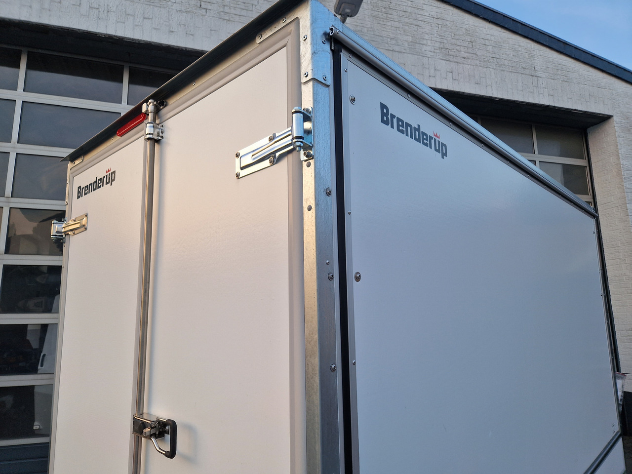 Brenderup Cargo Dynamic CD300 TB D ST SK 300x155x185cm Heck Seitentür Serviceklappe Wabe (M) 2000kg - Remolque venta ambulante: foto 4 Brenderup Cargo Dynamic CD300 TB D ST SK 300x155x185cm Heck Seitentür Serviceklappe Wabe (M) 2000kg - Remolque venta ambulante: foto 4