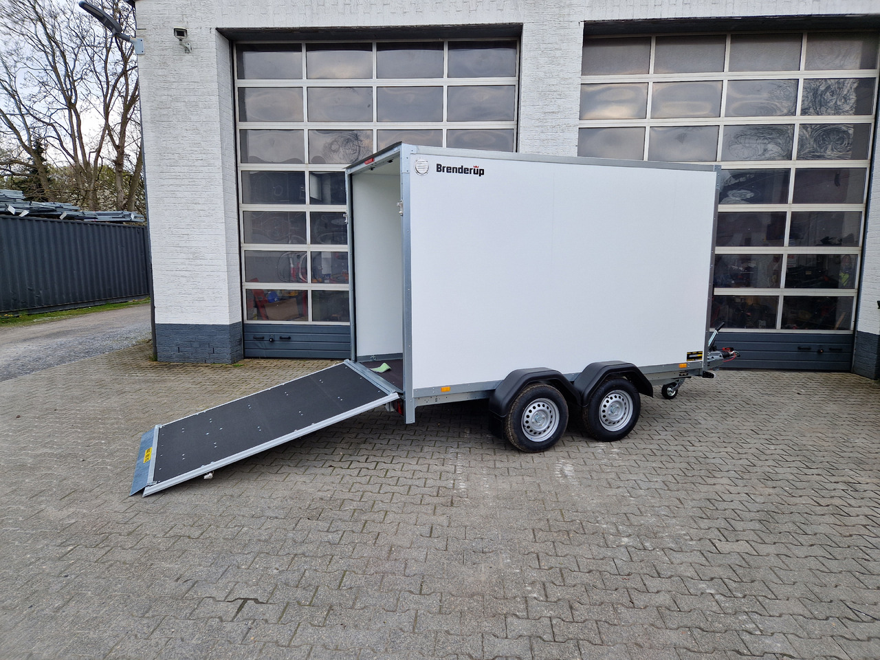 Brenderup Cargo Dynamic CD300 TB R 300x150x185cm Heckrampe Wabenwände (M) 2000kg - Remolque caja cerrada: foto 1 Brenderup Cargo Dynamic CD300 TB R 300x150x185cm Heckrampe Wabenwände (M) 2000kg - Remolque caja cerrada: foto 1
