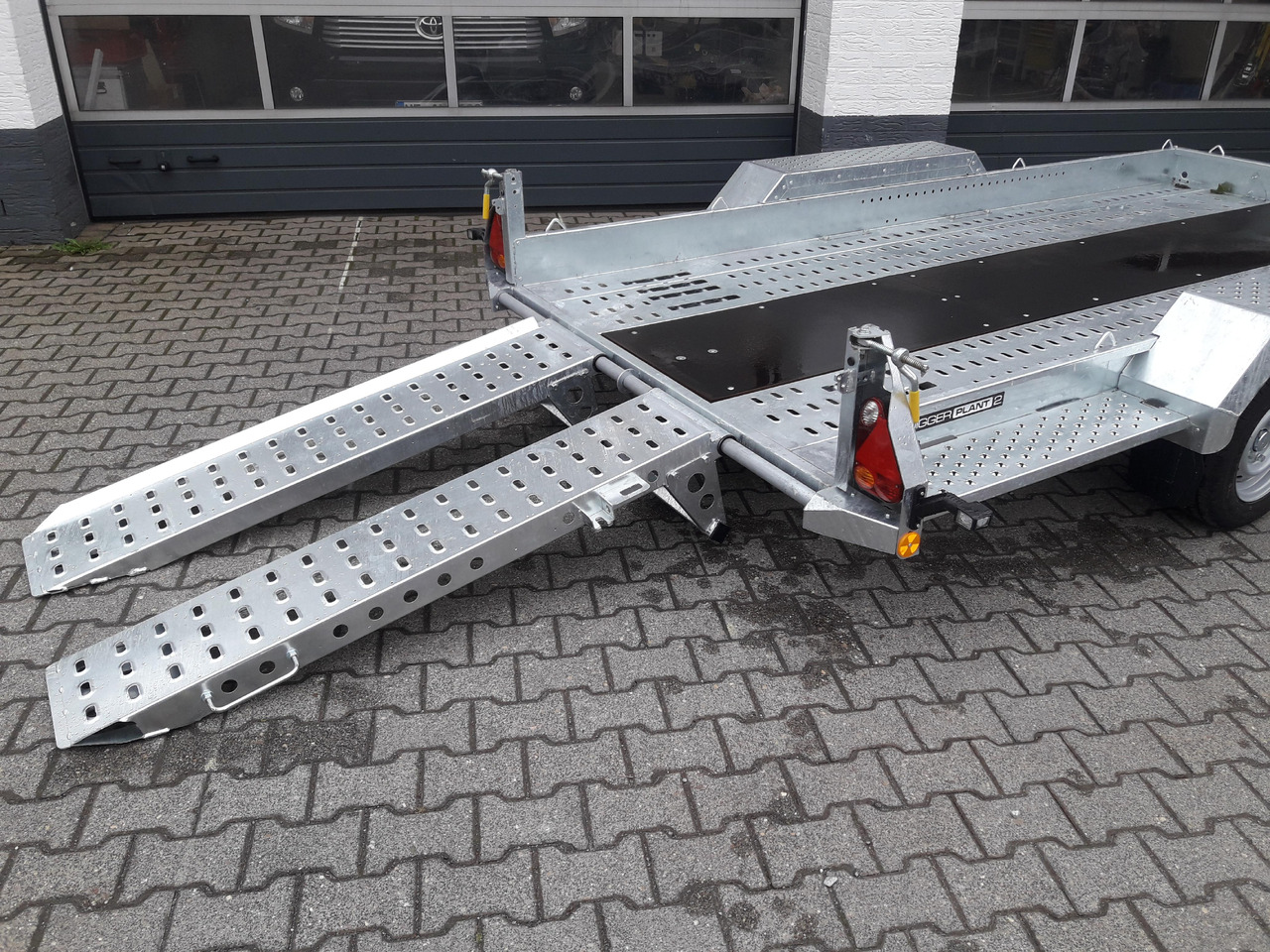 Brian James Digger Plant 543-3717-35-2 370x170cm 3500kg Rampen Reserverad 2736kg Nutzlast Aktion 24 - Remolque porta maquinaria: foto 3 Brian James Digger Plant 543-3717-35-2 370x170cm 3500kg Rampen Reserverad 2736kg Nutzlast Aktion 24 - Remolque porta maquinaria: foto 3