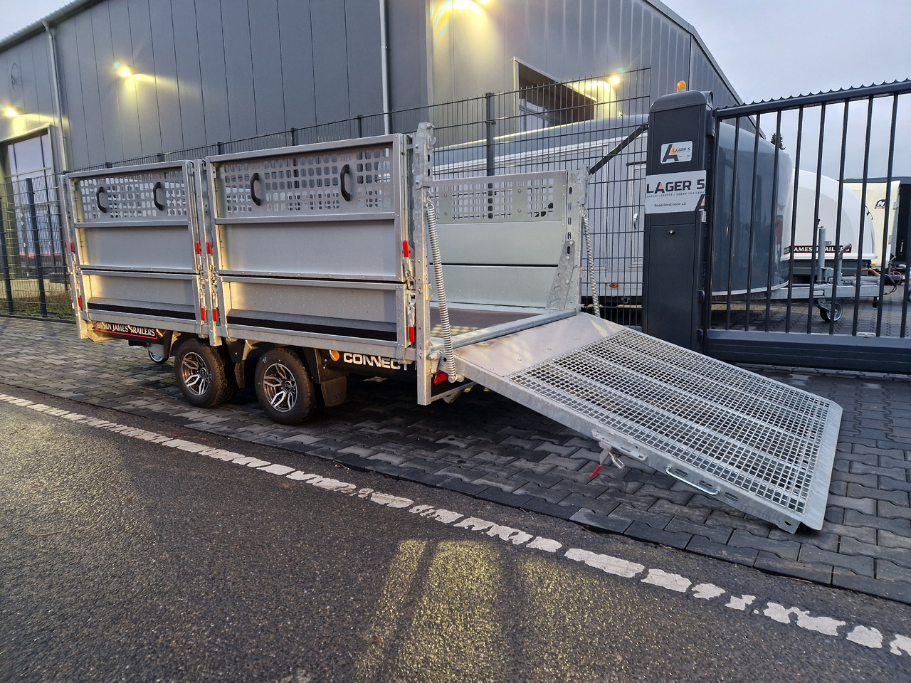 Brian James Trailer Connect 310x188cm black Premium Greenkeeper Alufelgen Tandem 10" 3000kg - Remolque plataforma/ Caja abierta: foto 1 Brian James Trailer Connect 310x188cm black Premium Greenkeeper Alufelgen Tandem 10" 3000kg - Remolque plataforma/ Caja abierta: foto 1