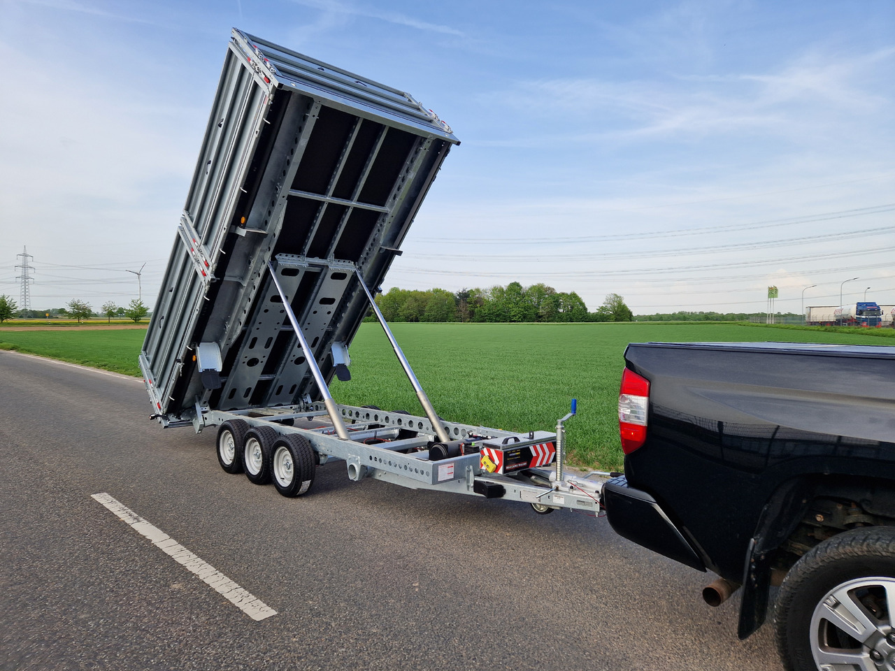 Brian James Trailer Tipper 526-4020 400x200x100cm Aufsatz elek. blackline LED Tridem 3500kg Aktion - Remolque volquete: foto 4 Brian James Trailer Tipper 526-4020 400x200x100cm Aufsatz elek. blackline LED Tridem 3500kg Aktion - Remolque volquete: foto 4
