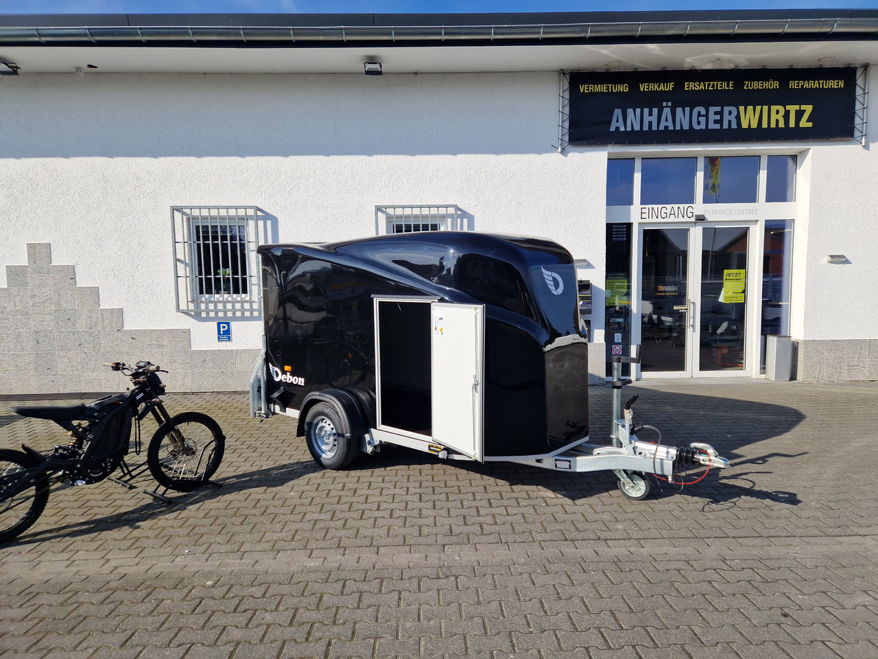 Debon Cargo 1300 300x152x168cm black Seitentür aerodynamik Pullman II 100km/H 1300kg Februar Aktion - Remolque caja cerrada: foto 2 Debon Cargo 1300 300x152x168cm black Seitentür aerodynamik Pullman II 100km/H 1300kg Februar Aktion - Remolque caja cerrada: foto 2