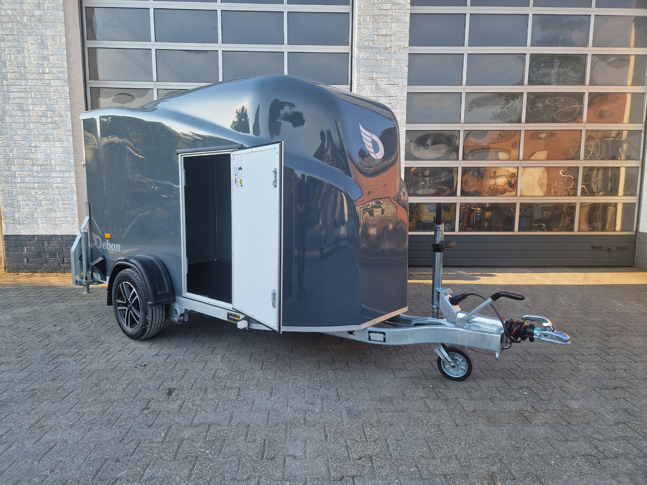 Debon Cargo 1300 300x152x168cm irongrey Seitentür Alufelgen 1300kg Pullman 100kmh Modell 2024 - Remolque caja cerrada: foto 2 Debon Cargo 1300 300x152x168cm irongrey Seitentür Alufelgen 1300kg Pullman 100kmh Modell 2024 - Remolque caja cerrada: foto 2