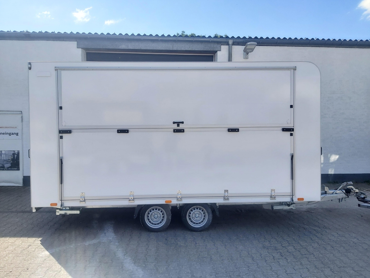 Event Trailer Koffer TWSP M 470T.01 470x220x217cm Seitenklappe IL 2700kg 100km/H - Remolque venta ambulante: foto 4 Event Trailer Koffer TWSP M 470T.01 470x220x217cm Seitenklappe IL 2700kg 100km/H - Remolque venta ambulante: foto 4