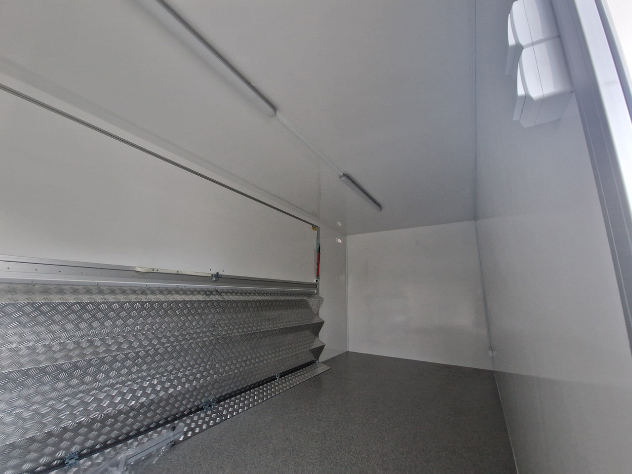 Event Trailer Koffer TWSP M 600T.01 600x220x217cm Seitenklappe Treppe Tür 230V Licht IL 2700kg 100 - Remolque venta ambulante: foto 4 Event Trailer Koffer TWSP M 600T.01 600x220x217cm Seitenklappe Treppe Tür 230V Licht IL 2700kg 100 - Remolque venta ambulante: foto 4