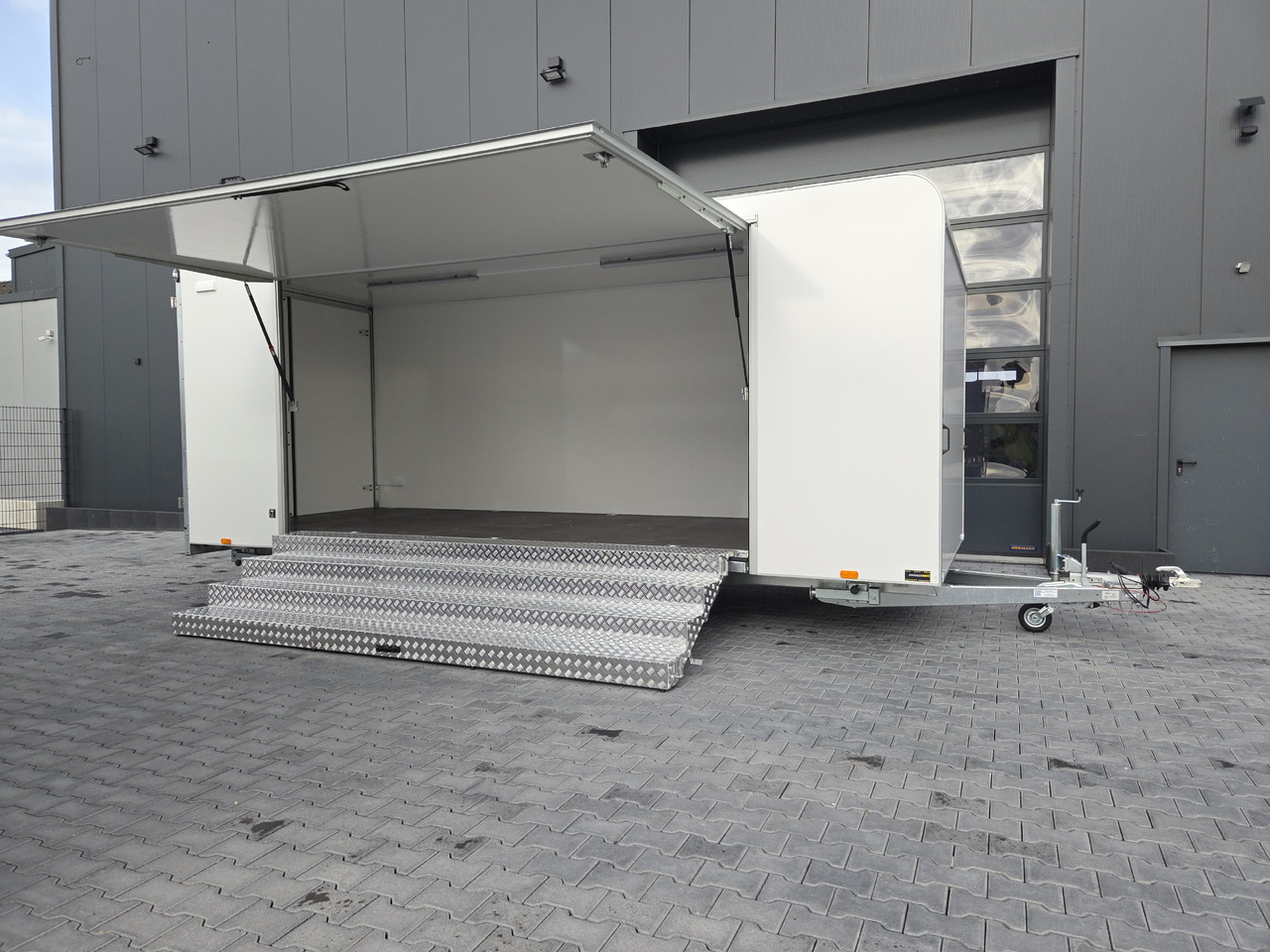 Event Trailer Koffer TWSP M 600T.01 600x230x210 Seitenklappe Treppe Hecktüren 230V 3000kg - Remolque venta ambulante: foto 2 Event Trailer Koffer TWSP M 600T.01 600x230x210 Seitenklappe Treppe Hecktüren 230V 3000kg - Remolque venta ambulante: foto 2