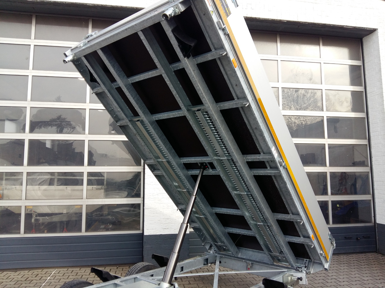 Kipper 330x180x30cm Elektrisch+Notpumpe Rampen Stützen niedrig 13" (L) 3500kg - Remolque volquete: foto 2 Kipper 330x180x30cm Elektrisch+Notpumpe Rampen Stützen niedrig 13" (L) 3500kg - Remolque volquete: foto 2
